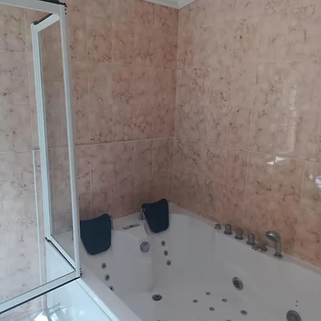 Love Avec Spa Jacuzzi Champagne Avec Immense Terrasse Privative De 70m Piscine De 16m 3*